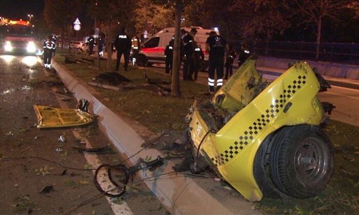 İstanbul’da feci kaza! Makas atarak ilerleyen otomobil ikiye bölündü!.