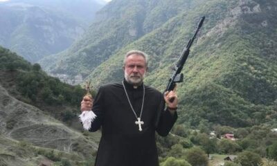 Silahla poz veren Ermeni papaz fena kıvırdı! “İsterlerse masaya otururuz!.” (video haber)