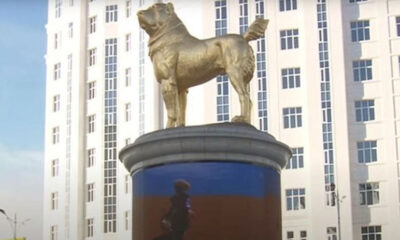 Türkmenistan Cumhurbaşkanı, köpeğinin altın varaklı heykelini dikti!. (video haber)