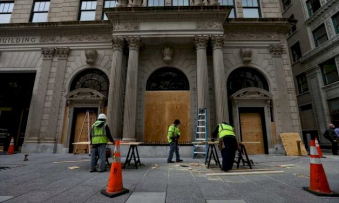 ABD’de seçim sonrası yağma ve talan tehlikesine karşı mağazalar hazırlıklarını tamamladı!.
