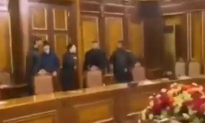 Ermenistan’da göstericiler Paşinyan’ın makam odasını bastı!. (video haber)