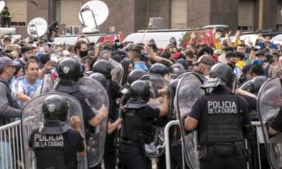 Maradona’nın cenazesinde hayranları ile polis arasında arbede çıktı!.