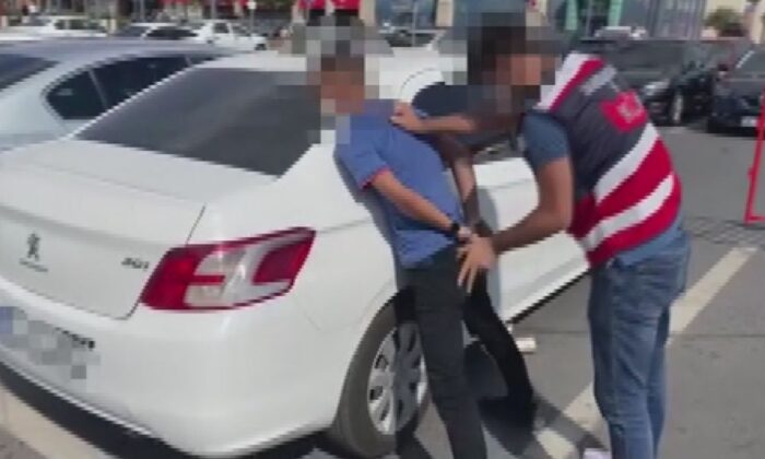 Bayrampaşa’da silah ticareti yapan şüphelilere operasyon! 3 tutuklama..