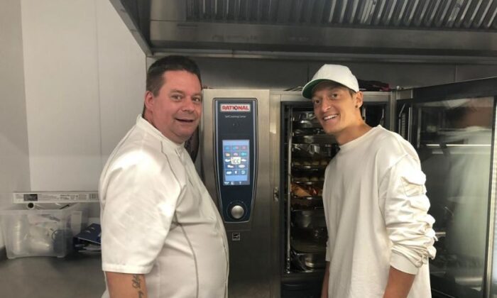 Mesut Özil’den 50 bin kişiye yemek…