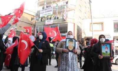 Terör destekçisi HDP’li grup, PKK’ya karşı eylem yapan mağdur anneleri taşladı!.