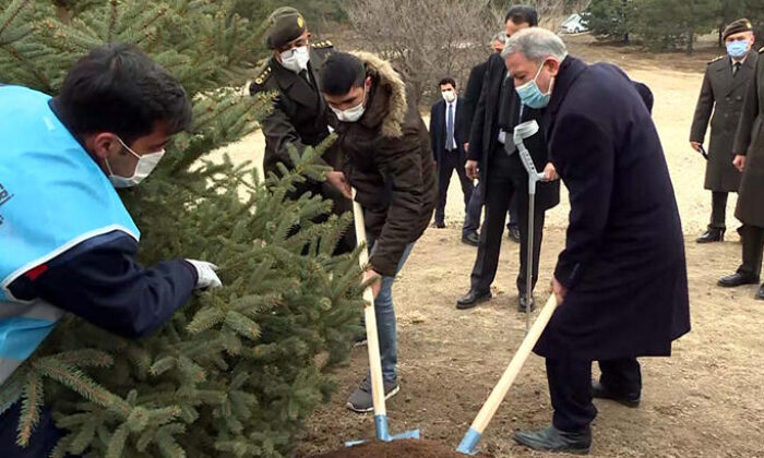 Hulusi Akar ve komutanlar gazilerle birlikte fidan dikti!.