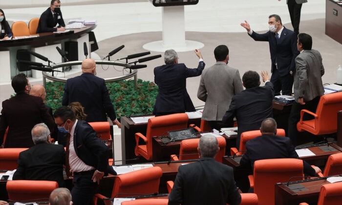 CHP’li Engin Özkoç’un Başkan Erdoğan hakkındaki alçakça sözleri yine Meclis’te gerilimi yükseltti!.