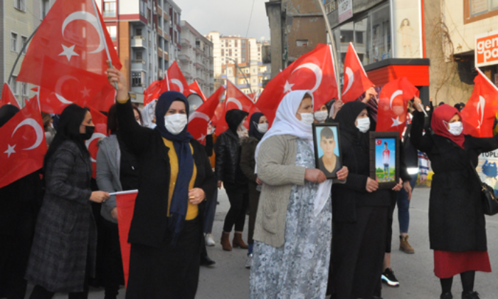 HDP İl Başkanlığı önünde anneleri taşlayan PKK destekçisi HDP’li yakalandı!.