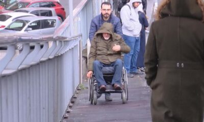 Metrobüs durağında engellilerin asansör çilesi sürüyor!.
