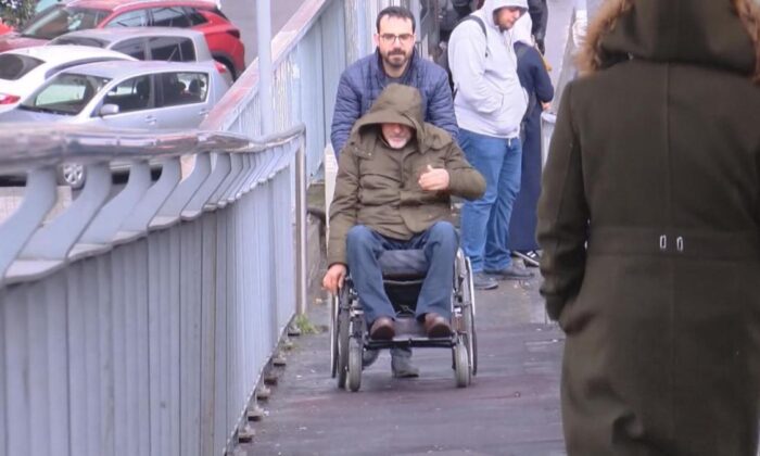 Metrobüs durağında engellilerin asansör çilesi sürüyor!.