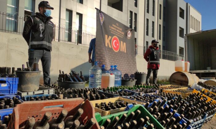 Bursa’da yılbaşı gecesi öncesi 10 ton sahte içki ele geçirildi!.