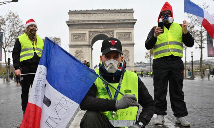 Macron’un yönetemediği Paris’te Sarı Yelekliler yine sokakları işgal etmeye başladı!.
