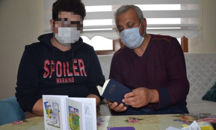 Kargoyla İncil gönderilen Müslüman gencin ailesi şaşkın! “Sen mi sipariş verdin?.” (video haber)
