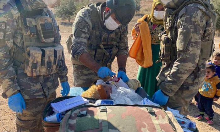 Mehmetçikten Tel Abyad’da sağlık taraması..