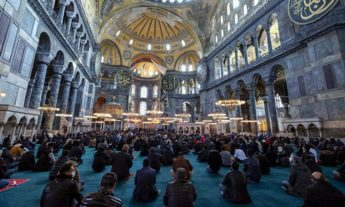 Şehzade Osmanoğlu için Ayasofya-i Kebir Camii’nde gıyabi Cenaze Namazı kılındı!.