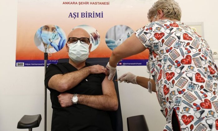 Koronavirüs aşısı olan Bilim Kurulu Üyesi ilk yan etkileri açıkladı!.