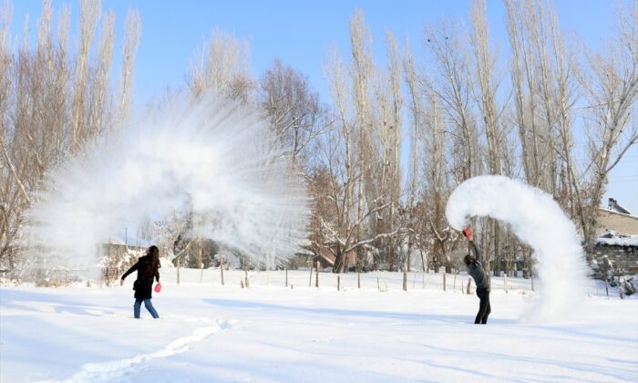 Ağrı’da havaya atılan sıcak su dondu!.