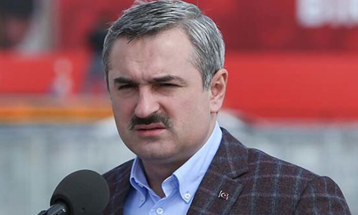 CHP’nin İl Başkanı Kaftancıoğlu ortalığı savaş alanına çevirirken AK Parti’nin İl Başkanı ise cenaze töreninde poz veriyordu!.