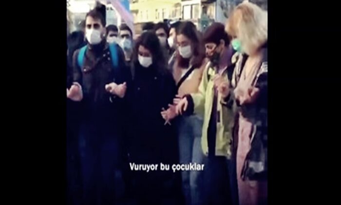 Kaftancıoğlu’nun ajite ettiği Boğaziçi Üniversitesi öğrencileri DHKP-C marşıyla halay çekip “katil polis” sloganları attılar!. (video haber)