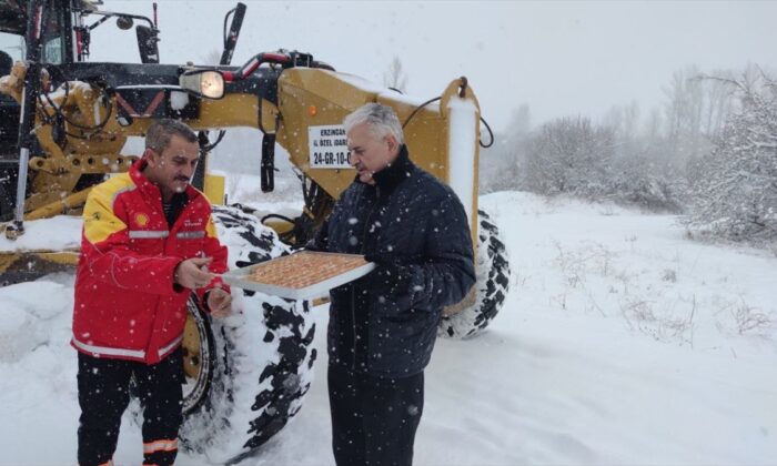 Erzincan’da Binali Yıldırım’dan ekiplere tatlı ikramı..