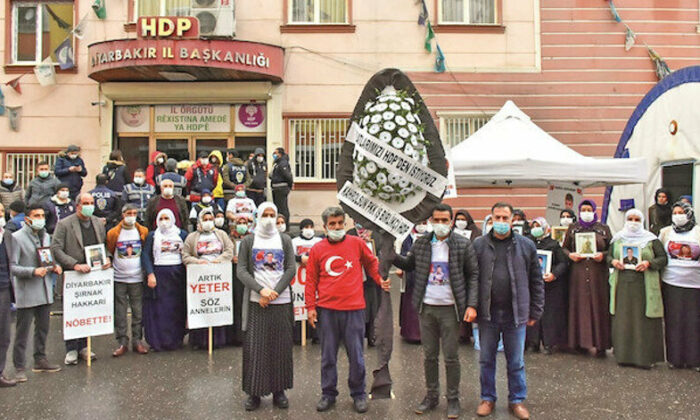 Diyarbakır Annelerinin HDP binası önündeki 500. günü!.