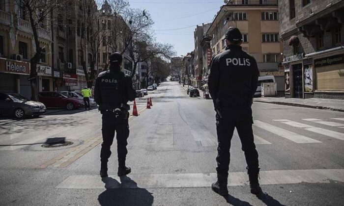 Yeni Covid-19 genelgesi.. Sokağa çıkabilecek kişiler belirlendi!.