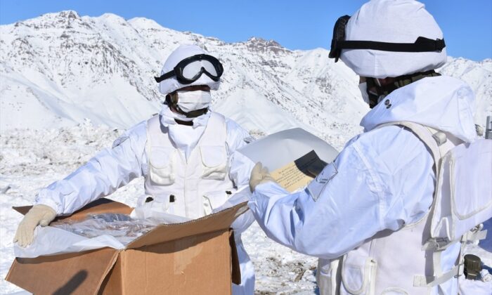 Zeliha ninenin ördüğü yün çoraplar Mehmetçik’i duygulandırdı!.