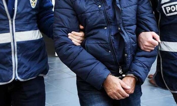Sokağa çıkma kısıtlamasını ihlal eden zanlılar uyuşturucuyla yakalandı!.
