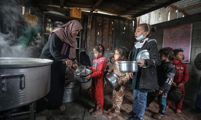 Kuşatma altında ki Gazzeli ailelere yemek yardımı..