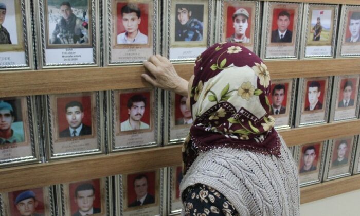 Alzheimer hastası Ayşe teyze, yalnızca şehit oğlunu unutmuyor!.