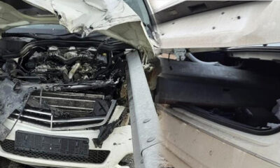 Konya’da feci kaza! Otomobil bariyerlere ok gibi saplandı!.