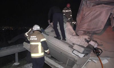 Bursa’da feci kaza! Aşırı hız yapan TIR, vince çarptı!.