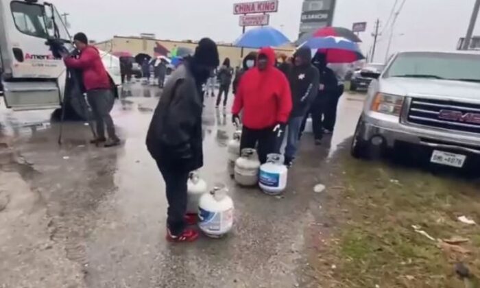 CHP dönemi Türkiye’yi anımsatan görüntüler! ABD’de tüp ve su kuyruğu..