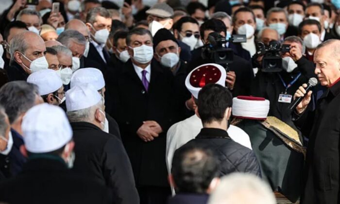 Fahrettin Koca, cenazede ki görüntü için özür diledi!.