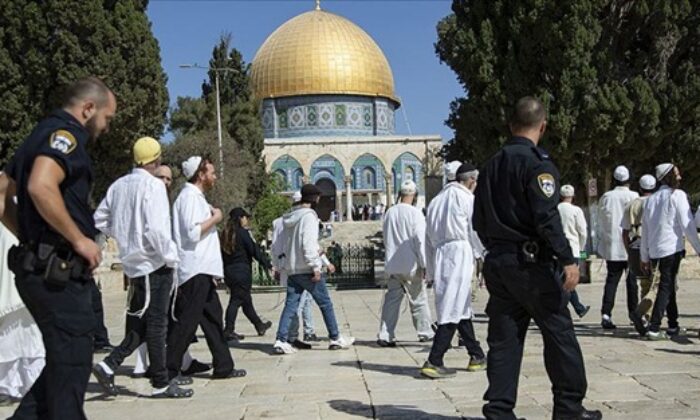 İşgalci teröristlerden Mescid-i Aksa’ya baskın..