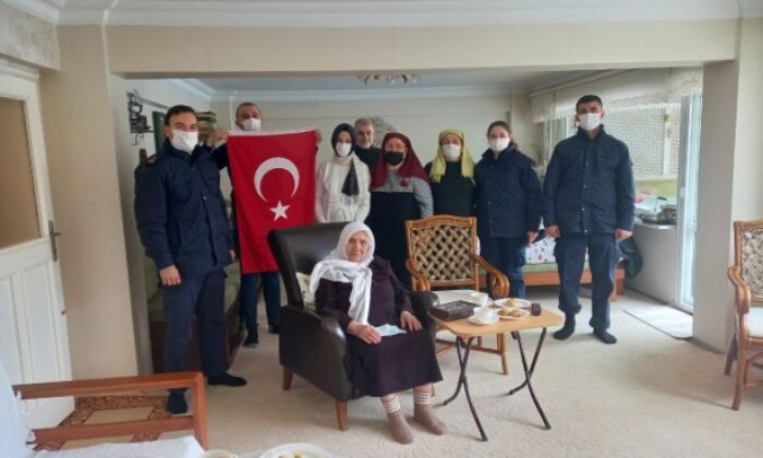 92 yaşında ki Mahide Ninenin ördüğü atkılar, Şırnak’ta ki askerlere ulaştırıldı!.