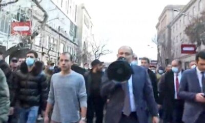 Darbe girişiminin ardından Nikol Paşinyan megafonla sokağa indi!. “Görevi bırakmıyorum!.”