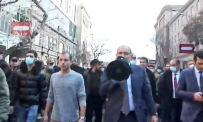 Darbe girişiminin ardından Nikol Paşinyan megafonla sokağa indi!. “Görevi bırakmıyorum!.”