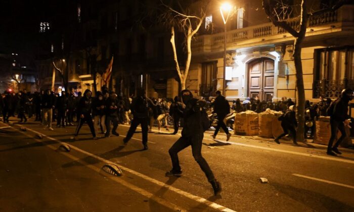 İspanya’da tansiyon düşmüyor!. Rapçi Hasel’e destek gösterileri devam ediyor!.