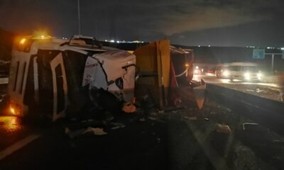 Gebze’de taş yüklü tır devrildi, 1 yaralı…