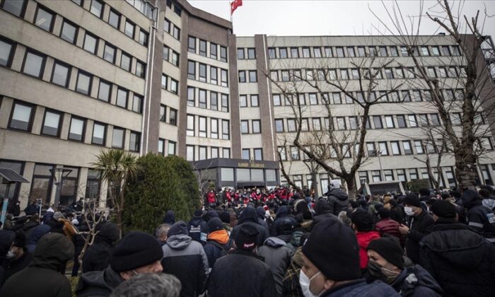 Kadıköy Belediyesinde işçiler greve başladı!.