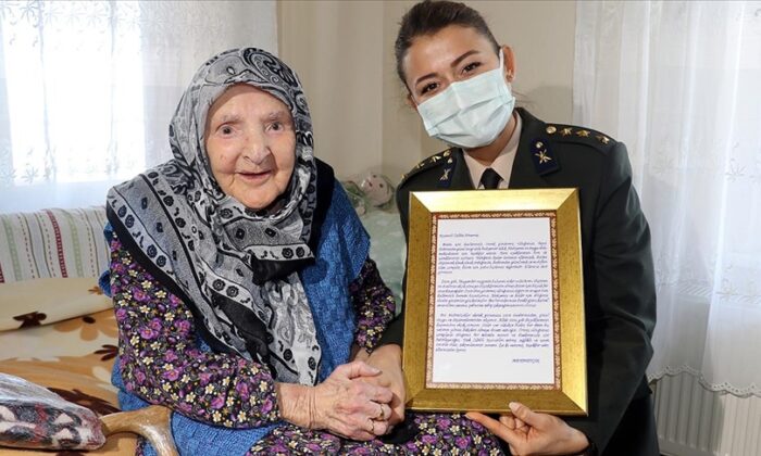 Mehmetçik için yün çorap ören Zeliha nineye Mehmetçik’ten el dokuması seccade..