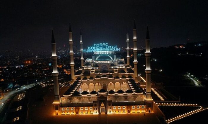 Efendimizin Miraca yükselişi böyle kutlandı! Ayasofya Camii’nde muhteşem gece.. (video haber)
