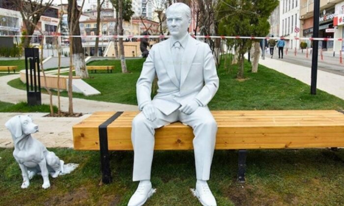Benzemeyenin yerine benzeyeni koymuşlar! CHP’li Bilecik Belediyesi, Atatürk heykelini yeniden yaptırdı!.