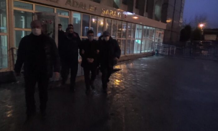 Boş daireden ip sarkıtarak girdiği kızının evinde, eşini bıçaklayarak öldürdü!.