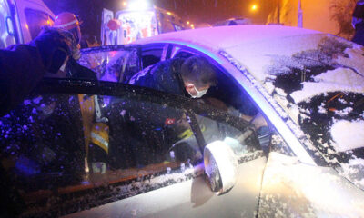 Tünel çıkışında kaza! Karda kayan otomobil bariyerlere saplandı!.