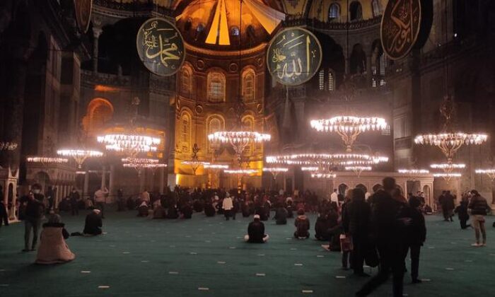 Ayasofya Camii’nde 87 yıl sonra Berat Kandili kutlandı!.