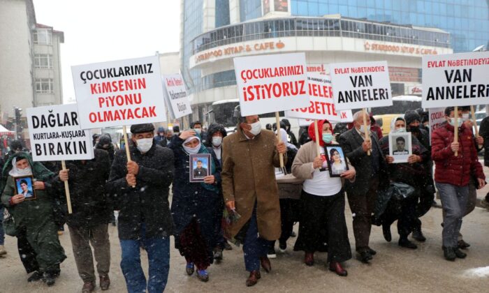 HDP’liler zılgıt çekip tef çalarak, evlat nöbetinde ki ailelerin eylemini engellemeye çalıştı!.