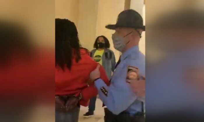 ABD’de valinin ofisine giden siyahi milletvekiline ters kelepçe..