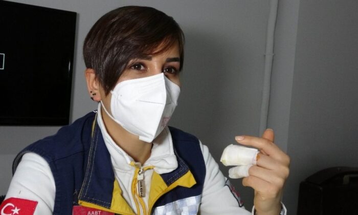 Sedyeyle taşıdığı hasta tarafından parmağı ısırılan sağlık personeli güçlükle kurtarıldı!.